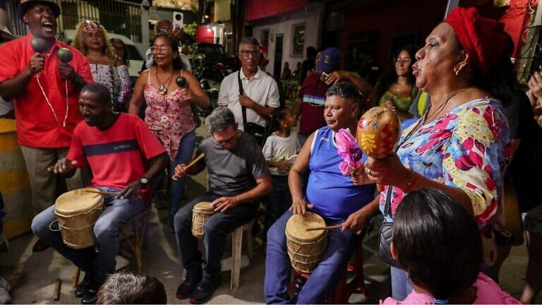 “El tambor tiene un ser vivo adentro”: Cultores venezolanos defienden la esencia espiritual de la Cruz de Mayo en Alba Ciudad