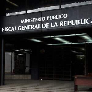 Fiscalía anuncia investigación tras confirmarse la muerte, hace 9 meses, de un privado de libertad buscado por su madre