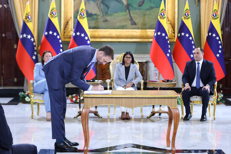 Venezuela firma licencia con Shell para Fase I del campo gasífero Loran