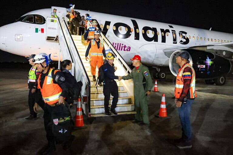 Rescatistas de varios países llegan a Venezuela para incorporarse en labores de búsqueda