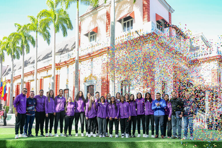 Delcy Rodríguez condecora a campeonas y campeones del baloncesto