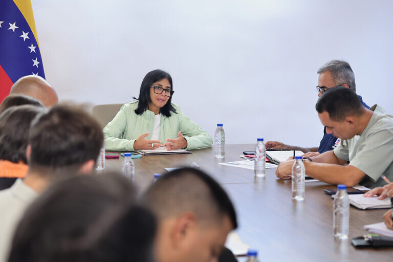 Delcy Rodríguez crea comisiones para evaluar viviendas afectadas, crear campamentos temporales y construir viviendas, y extiende suspensión de clases