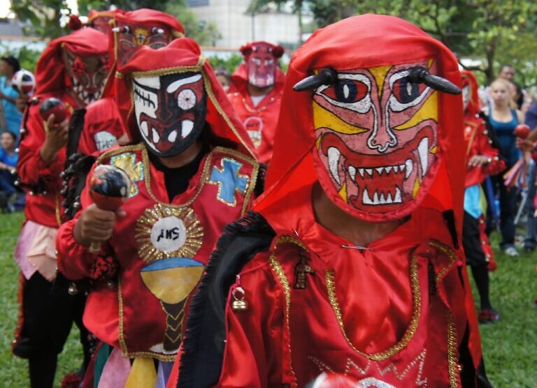 Los Diablos Danzantes celebran el camino espiritual y triunfal del pueblo