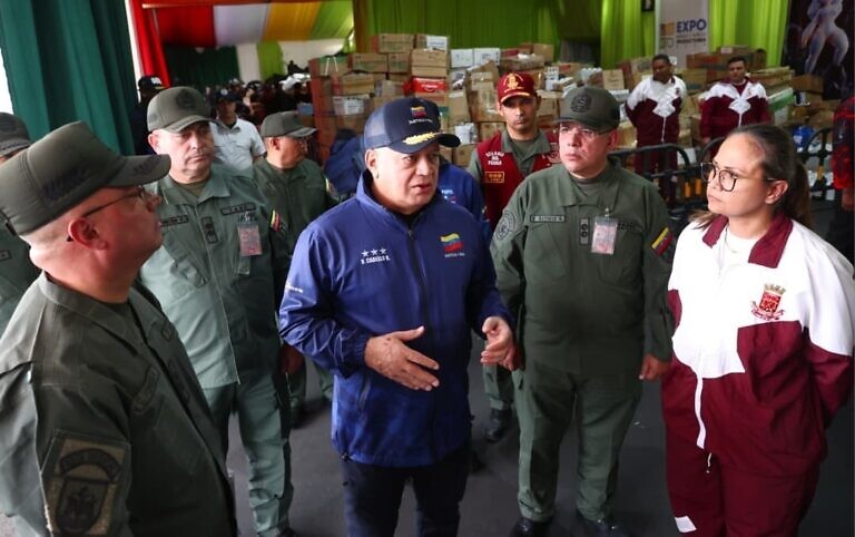 Diosdado Cabello inspecciona la recepción y distribución de medicamentos en centro de acopio de La Carlota