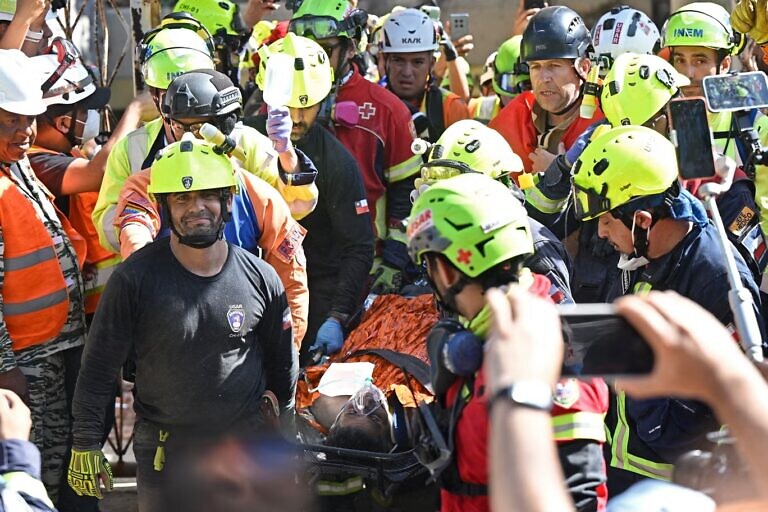 En La Guaira, el vigilante privado Hernán Gil fue rescatado con vida luego de estar 8 días bajo los escombros