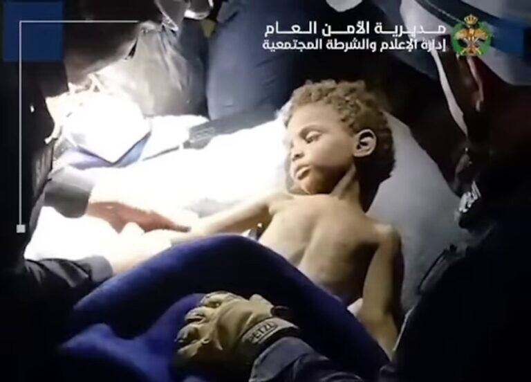 Rescatado niño de 3 años en La Guaira este martes