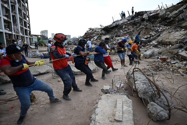 Cifras oficiales para este domingo: 4.490 personas fallecidas tras los terremotos