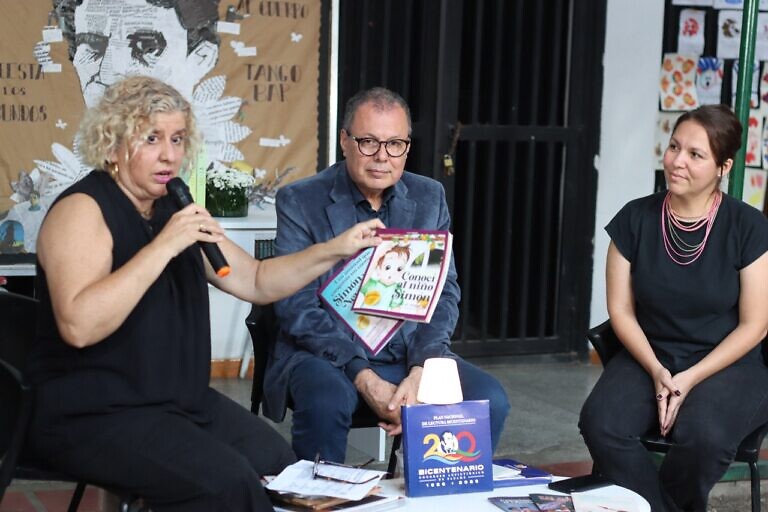Plan Nacional de Lectura llegó al campamento César Rengifo con lecturas sobre Bolívar