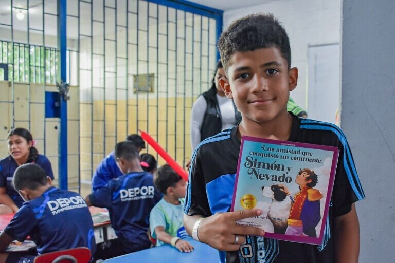 Con “Simón y Nevado” disfrutan la lectura en el campamento transitorio Luis Padrino