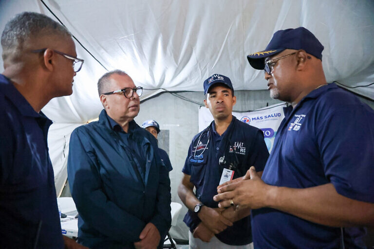 Equipo médico dominicano brinda asistencia en el campamento César Nieves de Catia La Mar