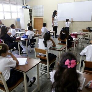 Clases reinician en 18 estados del país este lunes, mientras zonas devastadas por terremotos permanecen en pausa educativa