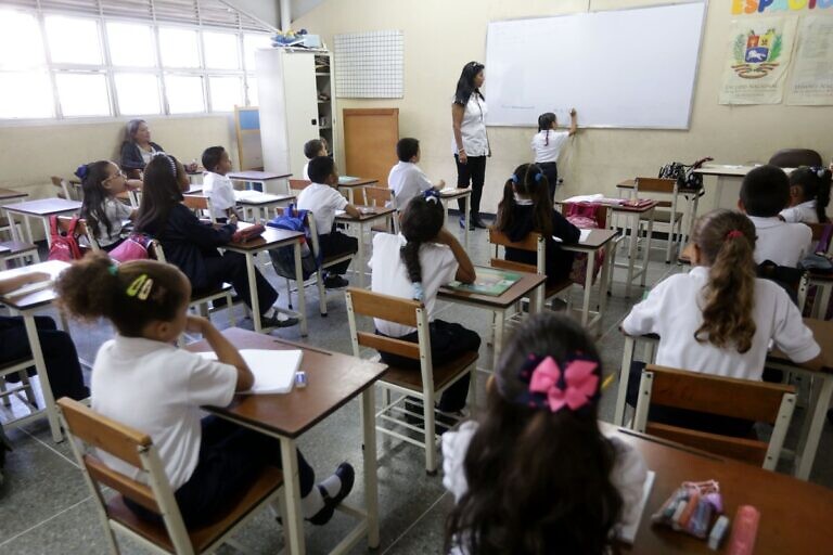 Clases reinician en 18 estados del país este lunes, mientras zonas devastadas por terremotos permanecen en pausa educativa