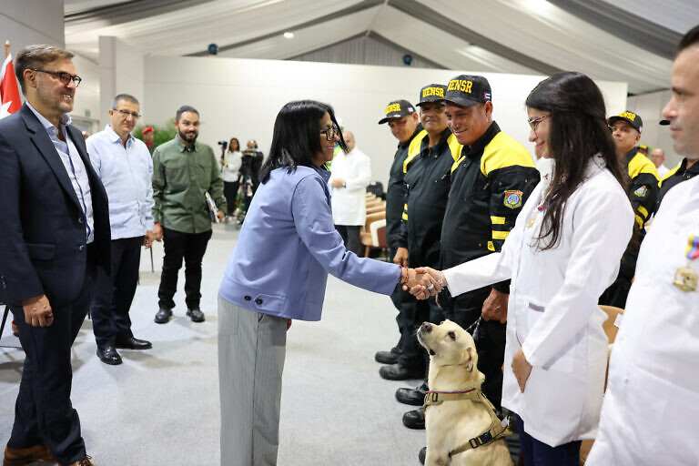 Gobierno condecora a la brigada de rescate de Cuba tras culminar sus labores