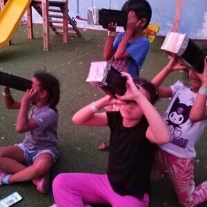 Niños, niñas y adolescentes del campamento Carlos Fiol exploran la fotografía a través del juego