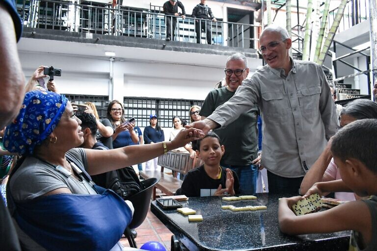Ricardo Menéndez y Raúl Cazal visitaron este jueves el campamento transitorio de la Escuela de Artes César Rengifo