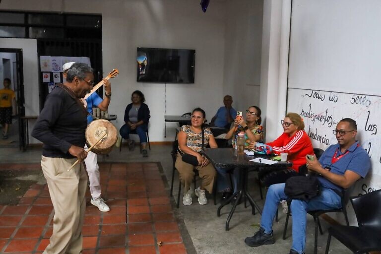 A través de la música tradicional llevan esperanza a familias del campamento transitorio en la Escuela Nacional de Artes Escénicas César Rengifo