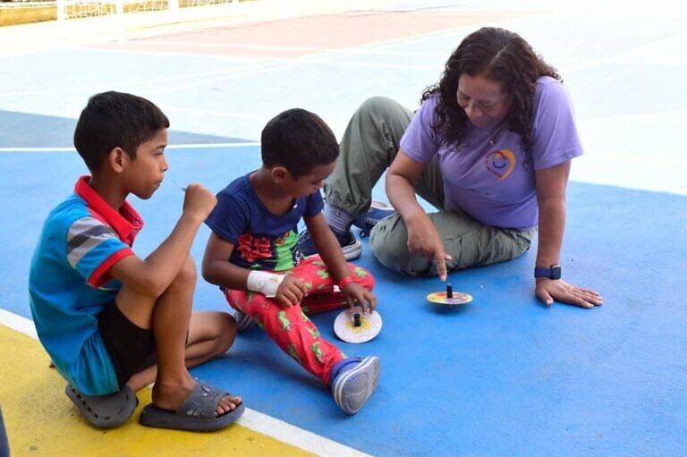 Niños y niñas aprenden a crear juguetes tradicionales en el campamento UEN Gran Colombia