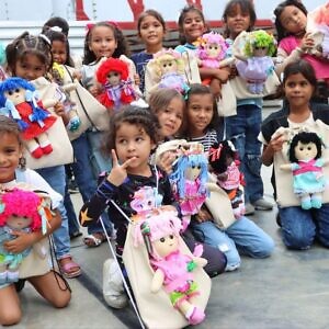 La artesanía teje esperanza para niños y niñas de Carabobo