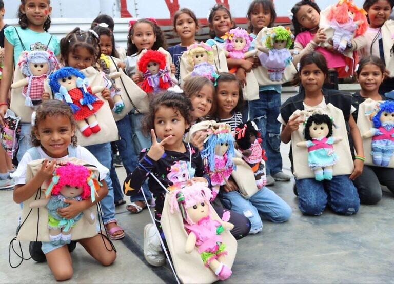 La artesanía teje esperanza para niños y niñas de Carabobo