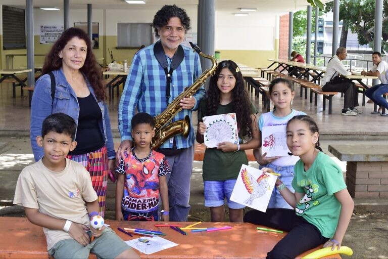 Con música y artes visuales fomentan la sanación emocional en campamento transitorio en el Liceo Andrés Bello