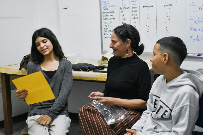 El teatro abre el telón de la esperanza en el campamento transitorio de la Escuela Nacional de Artes Escenicas César Rengifo
