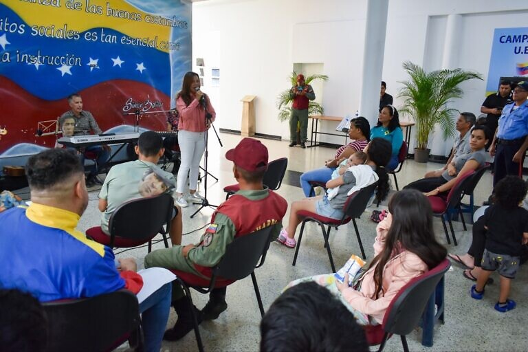 Recital “Renacemos cantando mientras sana el corazón” llegó a campamento transitorio en Chacao