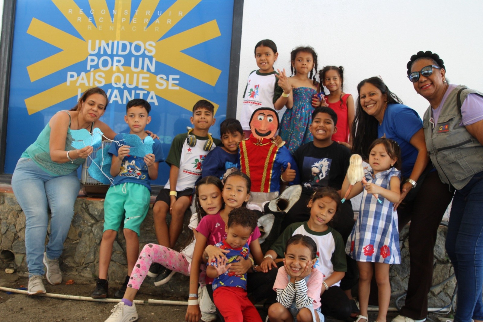 Cuentacuentos compartieron sueño libertario de Bolívar con niñas y niños de campamento transitorio en San Bernandino
