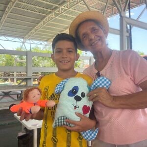 Manos artesanas de Sucre regalan juguetes a niños y niñas de La Guaira