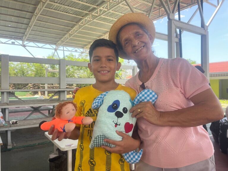 Manos artesanas de Sucre regalan juguetes a niños y niñas de La Guaira