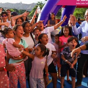 Ruta de la Esperanza compartió con familias en el campamento transitorio Ecuador, en la Unidad Educativa Gran Colombia