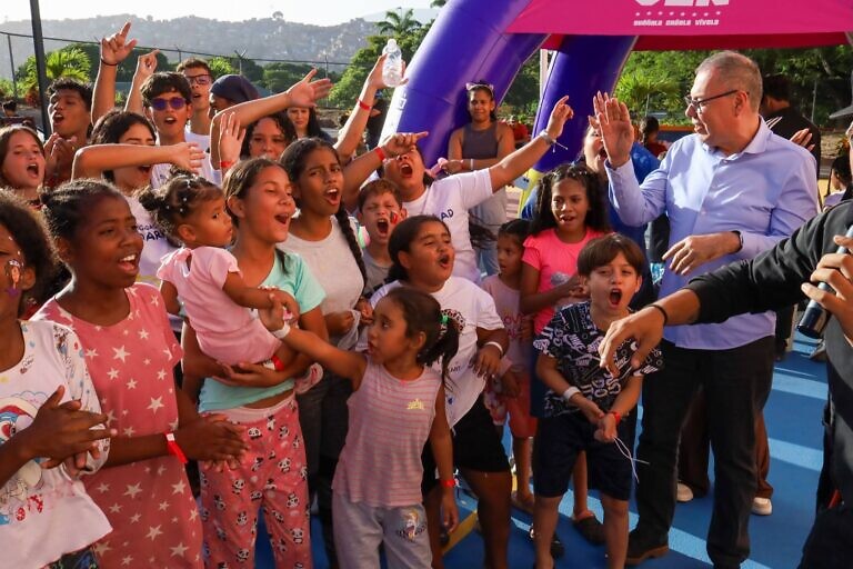Ruta de la Esperanza compartió con familias en el campamento transitorio Ecuador, en la Unidad Educativa Gran Colombia
