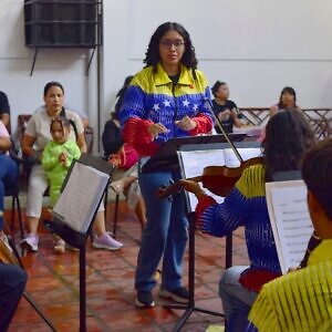 El Sistema de Orquestas regaló una tarde de música a las familias del campamento transitorio César Rengifo