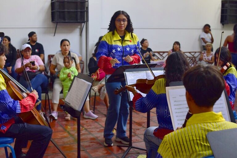 El Sistema de Orquestas regaló una tarde de música a las familias del campamento transitorio César Rengifo