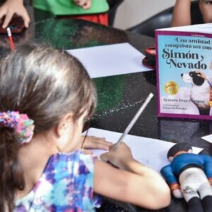 Niños y niñas del campamento César Rengifo exploran el dibujo y la literatura con el programa “Agosto en colores e historias”
