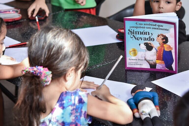 Niños y niñas del campamento César Rengifo exploran el dibujo y la literatura con el programa “Agosto en colores e historias”