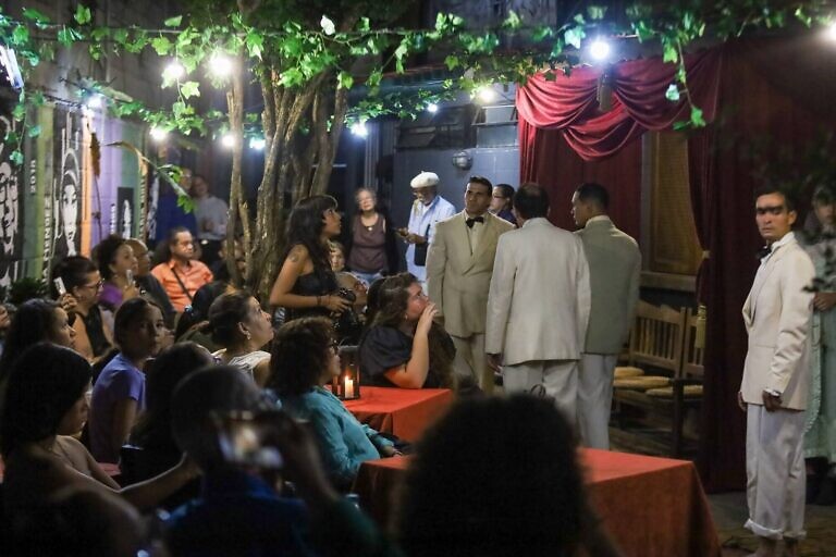 A sala llena y entre ovaciones se estrenó “Granada, traición y crimen”