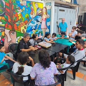 Una “Arañita pedagoga” refuerza los valores de niños y niñas en el campamento transitorio Misión Cultura