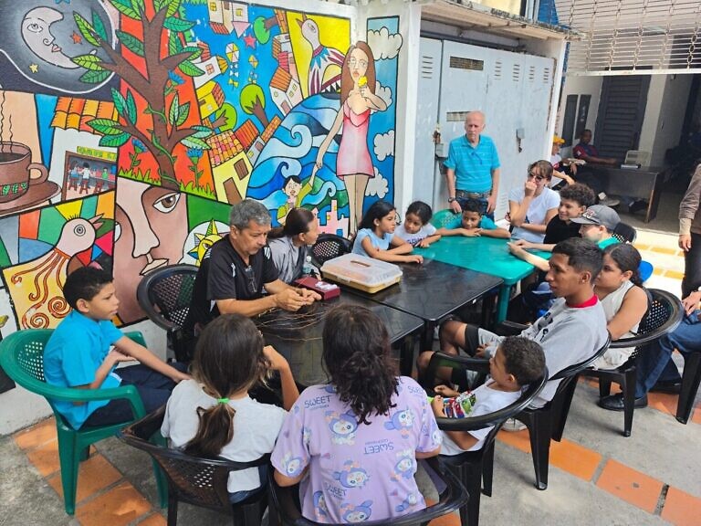 Una “Arañita pedagoga” refuerza los valores de niños y niñas en el campamento transitorio Misión Cultura