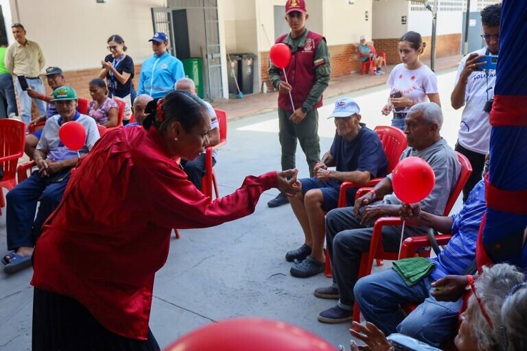 Adultos y adultas mayores de Catia La Mar vivieron una tarde de danza con “Los Amorosos”