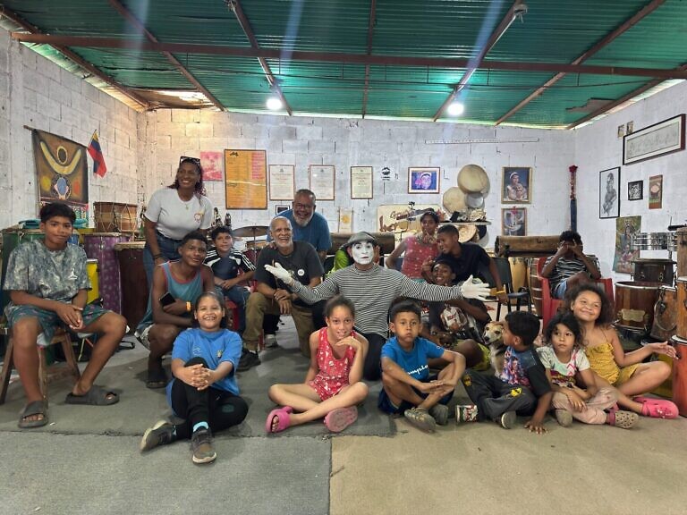 Una tarde de pantomima regaló artista trujillano a niños y niñas del campamento Nuevo Circo