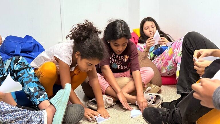 Entre cuentos y títeres se promueve la lectura en el campamento Misión Cultura