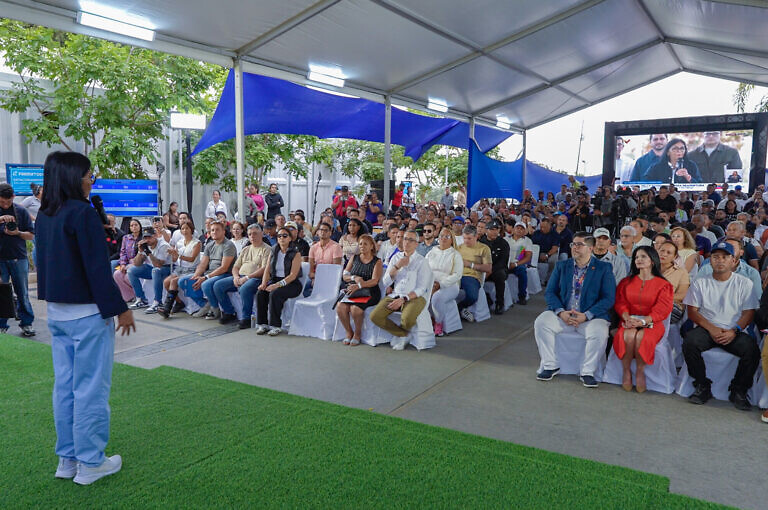 Presidenta entregó 478 créditos a emprendedores en La Guaira