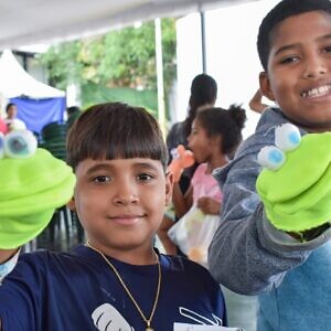 La magia de los títeres llegó al campamento transitorio Hotel Ávila
