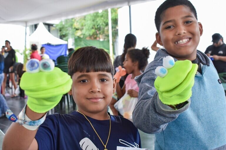 La magia de los títeres llegó al campamento transitorio Hotel Ávila