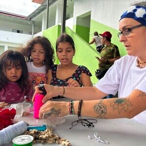 Artesanas y artesanos fomentan la creatividad en campamentos de Caracas