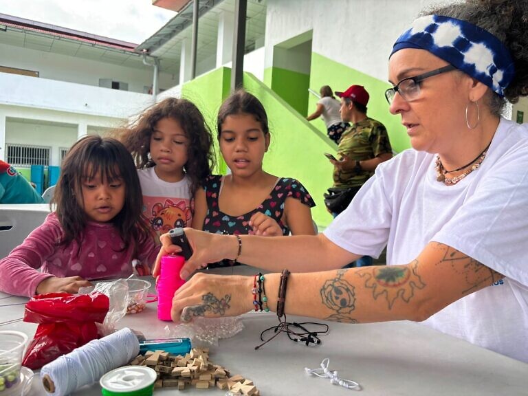 Artesanas y artesanos fomentan la creatividad en campamentos de Caracas