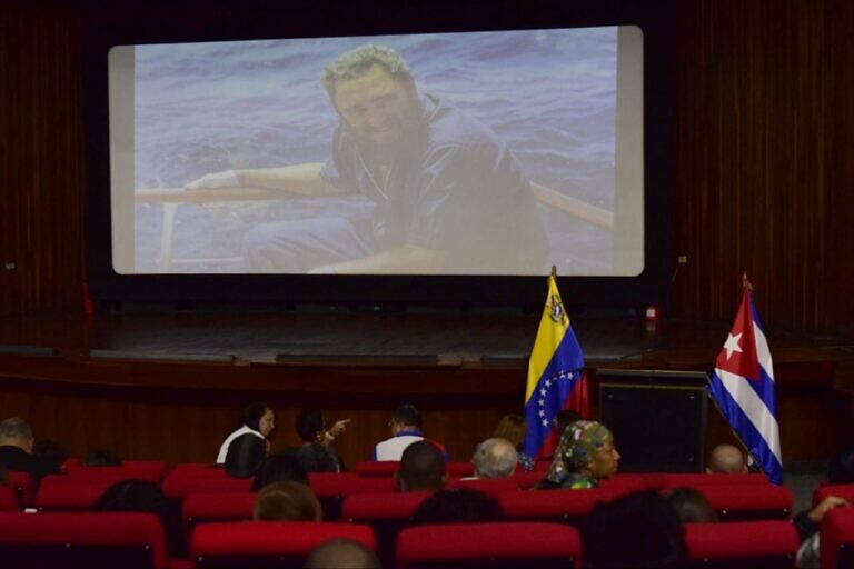 Con proyección de “Fidel de cerca”, conmemoran centenario del natalicio del líder cubano