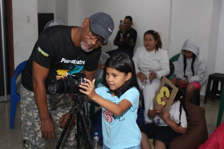 Niños y niñas exploran la magia de la fotografía en el campamento transitorio Misión Cultura