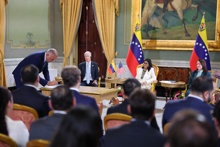 Venezuela firma acuerdos energéticos con Chevron, Eni y General Electric
