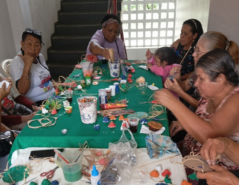 El MEDI llevó el taller “Móviles en movimiento” a club de abuelos de la parroquia Sucre